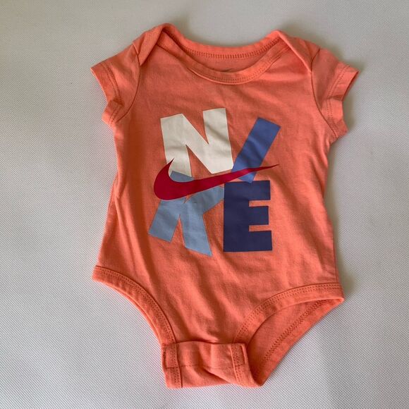 Nike Bodysuit One Piece Baby Girl 0-3 Month Pink Short Sleeve Spellout Snap Play - Picture 1 of 6